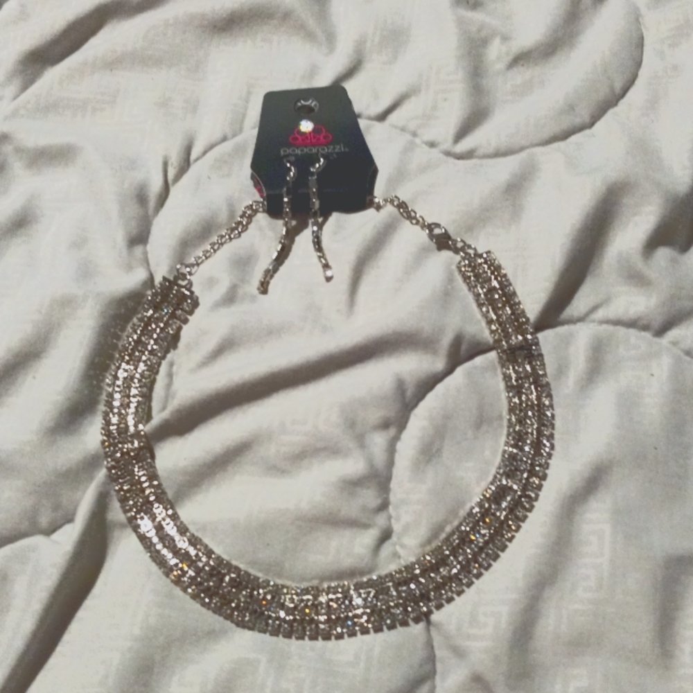 Paparazzi full Reign white necklace